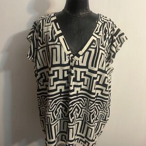 Rachel Zoe Black/White abstract pattern V-neck top, size 3X